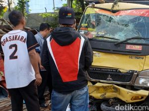 Truk Pengangkut Pakan Ayam Seret Motor Lalu Seruduk 4 Warung di Sukabumi