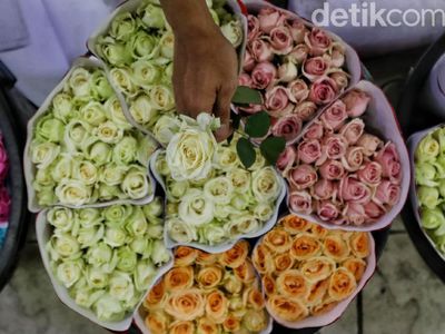 Berburu Bunga di Pasar Rawa Belong Jelang Hari Kasih Sayang