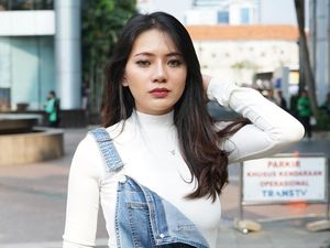 Saat Berlliana Lovell si Pemersatu Bangsa tampil dengan Overall Jeans