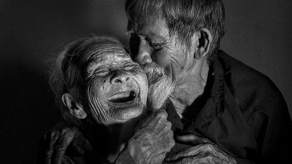 Potret Mesra Pasangan Tua yang Sempat Terpisah Saat Perang, Endingnya Haru