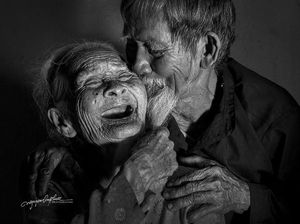 Potret Mesra Pasangan Tua yang Sempat Terpisah Saat Perang, Endingnya Haru