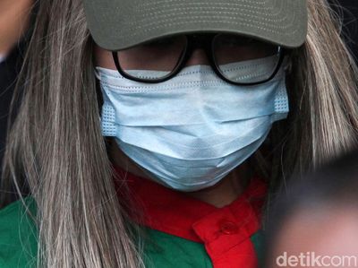 Momen Lucinta Luna Digiring di Polres Jakbar