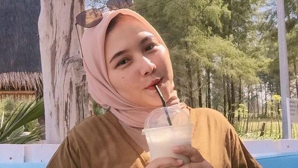 Ini Pose Kulineran Cantik Una Maulina, Calon Istri Sahrul Gunawan