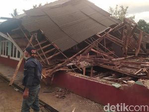 Bangunan Madrasah Ambruk Diterjang Puting Beliung di Cianjur Bangunan Madrasah Ambruk Diterjang Puting Beliung di Cianjur