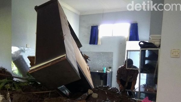 Begini Kondisi Rumah yang Diterjang Longsor di Bandung Barat