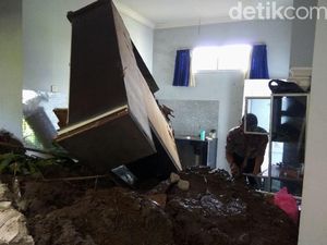 Begini Kondisi Rumah yang Diterjang Longsor di Bandung Barat