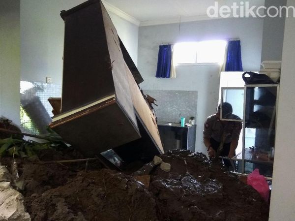 Begini Kondisi Rumah yang Diterjang Longsor di Bandung Barat