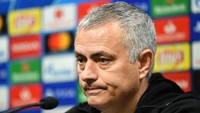 2. Di tahun 2018, Jose Mourinho juga mendapat pesangon 19,6 juta paun (Rp 401 miliar) saat dipecat MU. Cuma satu nama lain yang punya pesangon lebih besar darinya. Foto: (Dan Mullan/Getty Images)