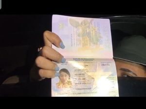 Paspor Lucinta Luna Ditunjukkan Manajer, Jenis Kelaminnya Perempuan Paspor Lucinta Luna Ditunjukkan Manajer, Jenis Kelaminnya Perempuan