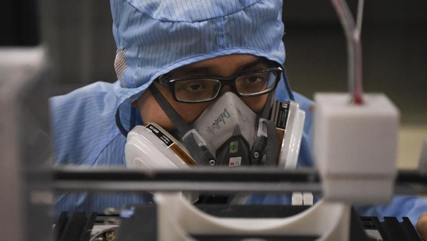 COVID-19 Resmi jadi Nama Panggilan Virus Corona WHO resmi menamai virus Corona yang menewaskan 1.115 orang. Virus mematikan yang pertama kali diidentifikasi di China pada 31 Desember itu dinamai COVID-19.