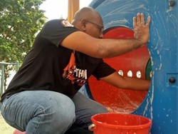 Viral! Pria Cuci Perosotan di Taman Demi Cegah Corona, Malah Ditertawakan