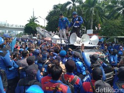 Ada Mobil Komando Misterius Merapat ke Depan DPR, Demo Buruh Sempat Ricuh