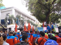 DPRD Sumut Digeruduk Buruh Tolak Omnibus Law Cipta Lapangan Kerja