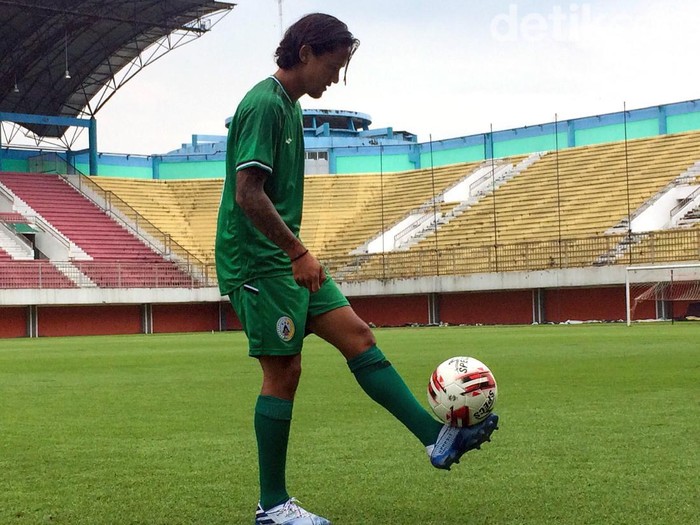 Irfan Bachdim resmi pindah ke PSS Sleman. Didampingi istri dan kedua anaknya, Irfan dikenalkan manajemen PSS Sleman.