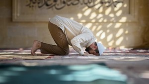 Bacaan Sujud Sahwi: Arab, Latin, dan Terjemahannya