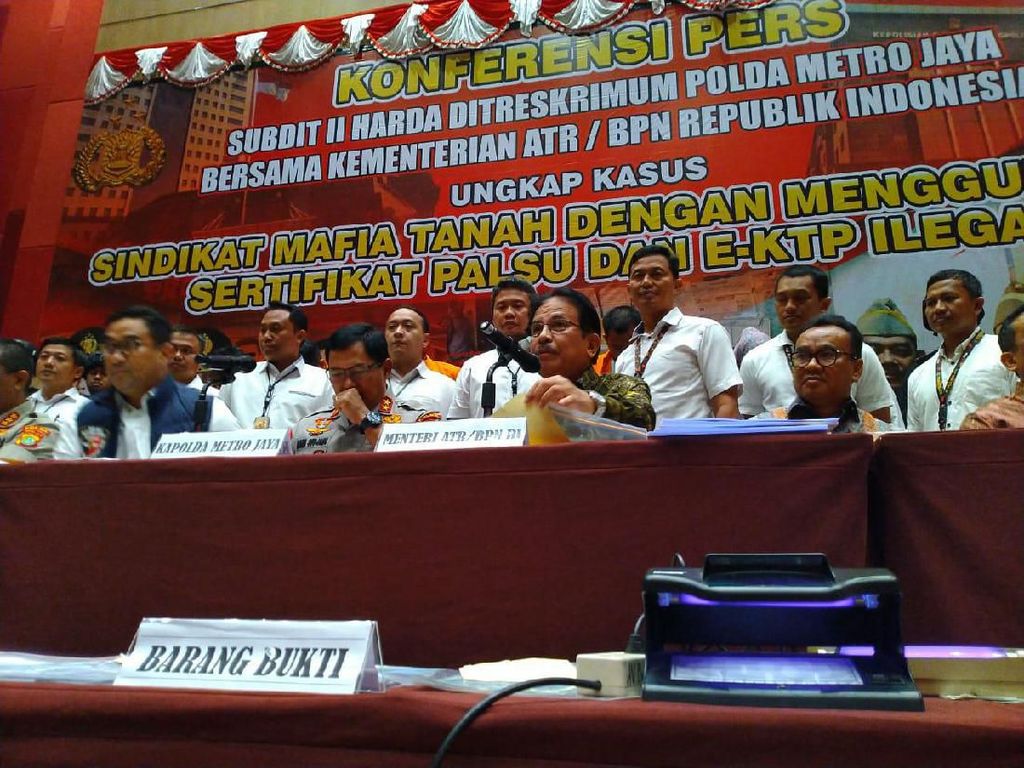 Menteri ATR Apresiasi Polri Ungkap Kasus Mafia Tanah Ratusan Miliar Menteri ATR Apresiasi Polri Ungkap Kasus Mafia Tanah Ratusan Miliar