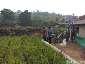 Cerita Ngerinya Longsor di Bandung Barat yang Timbun 10 Rumah