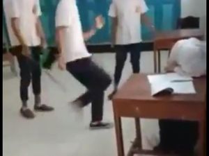 Video Geger Siswa SMP Purworejo Keroyok Siswi, 3 Jadi Tersangka Video Geger Siswa SMP Purworejo Keroyok Siswi, 3 Jadi Tersangka