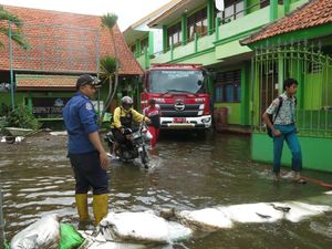 Tiga Mobil PMK Sedot Banjir di SMP Negeri Sidoarjo