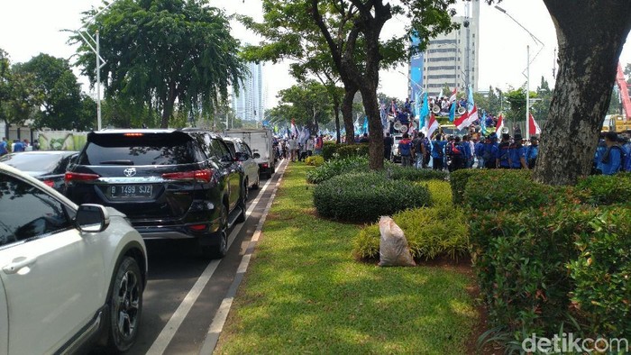 Buruh Demo Tolak Omnibus Law Cilaka Long March ke DPR, Lalin Macet