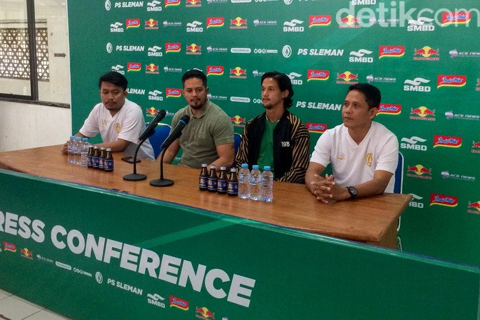 Irfan Bachdim Resmi Pindah ke PSS Sleman Irfan Bachdim resmi pindah ke PSS Sleman. Didampingi istri dan kedua anaknya, Irfan dikenalkan manajemen PSS Sleman.