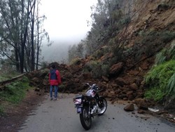Dua Alat Berat Dikerahkan Bersihkan Longsor di Akses Lautan Pasir Bromo