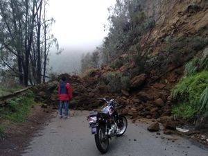 Dua Alat Berat Dikerahkan Bersihkan Longsor di Akses Lautan Pasir Bromo Dua Alat Berat Dikerahkan Bersihkan Longsor di Akses Lautan Pasir Bromo