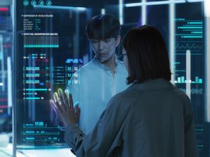 Tayang di Netflix, My Holo Love Tawarkan Kisah Cinta yang Tak Biasa