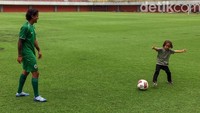 Momen Irfan Bachdim bermain bola dengan putranya di Stadion Maguwoharjo.
