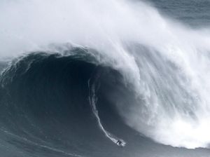 Aksi Para Peselancar Dunia Menaklukkan Ombak Raksasa di Portugal Aksi Para Peselancar Dunia Menaklukkan Ombak Raksasa di Portugal