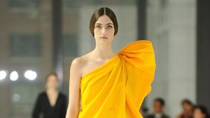 15 Koleksi Gaun Penuh Warna Carolina Herrera di New York Fashion Week 2020