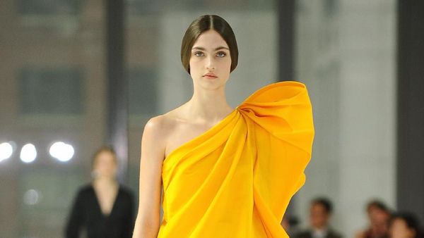 15 Koleksi Gaun Penuh Warna Carolina Herrera di New York Fashion Week 2020