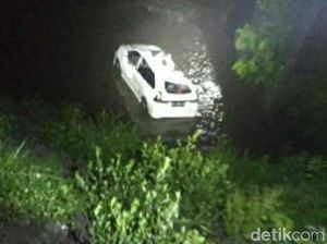 MPV Terjun ke Dam Aliran Lahar Sungai Blitar Sedalam 10 Meter, Sopir Tewas