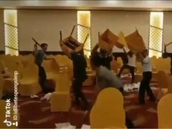 Viral! Video TikTok Parodi Lempar Kursi Kongres PAN