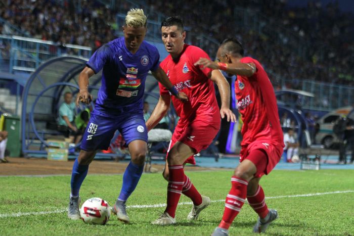 Arema vs Sabah FA Pesepakbola Arema FC, Yodo (kiri) berusaha melewati hadangan pesepakbola Sabah FA-Malaysia, Mohd Zubir Mohd Azmi (kanan) dan Rodoliob Paunovic (tengah) dalam pertandingan Piala Gubernur Jatim Grup B di Stadion Kanjuruhan, Malang, Jawa Timur, Selasa (11/2/2020). Arema menaklukkan Sabah FA dengan skor akhir 2-0. ANTARA FOTO/Ari Bowo Sucipto/pras.