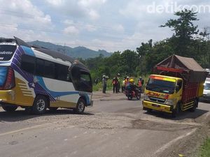 Jalan Utama Penghubung Bandung-Cirebon Ambles, Arus Lalu Lintas Macet Panjang