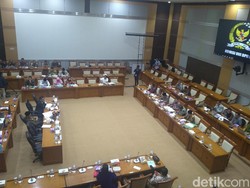 Rapat di DPR, Sekjen Kemenag Kembali Dikritik soal Plt Dirjen Bimas Katolik