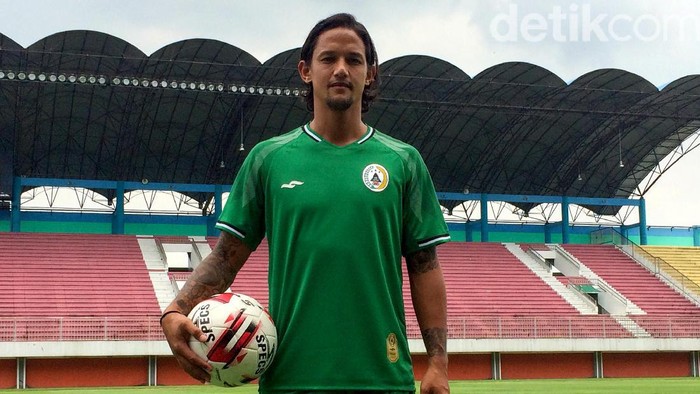 Irfan Bachdim resmi pindah ke PSS Sleman. Didampingi istri dan kedua anaknya, Irfan dikenalkan manajemen PSS Sleman.