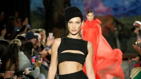 Foto Bella Hadid di New York Fashion Week, Dada Terekspos Hingga Pakai Veil