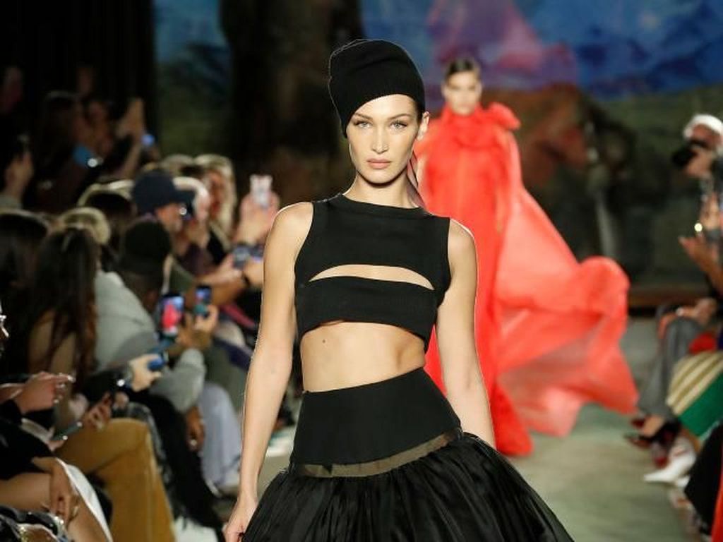 Foto Bella Hadid di New York Fashion Week, Dada Terekspos Hingga Pakai Veil Foto Bella Hadid di New York Fashion Week, Dada Terekspos Hingga Pakai Veil