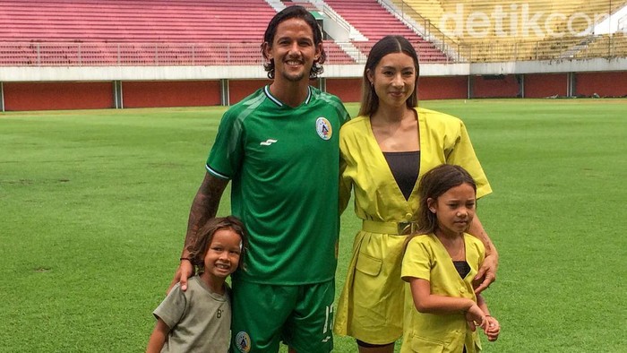 Irfan Bachdim resmi pindah ke PSS Sleman. Didampingi istri dan kedua anaknya, Irfan dikenalkan manajemen PSS Sleman.