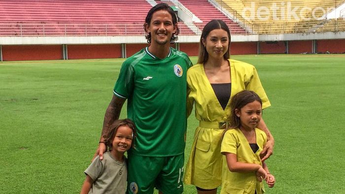 Irfan Bachdim Resmi Pindah ke PSS Sleman Irfan Bachdim resmi pindah ke PSS Sleman. Didampingi istri dan kedua anaknya, Irfan dikenalkan manajemen PSS Sleman.