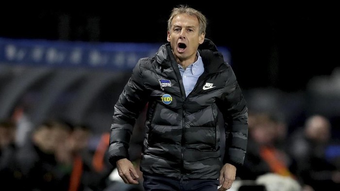 In this Saturday, Dec. 21, 2019 photo Herthas head coach Juergen Klinsmann shouts during the German Bundesliga soccer match between Hertha BSC Berlin and Borussia Moenchengladbach in Berlin, Germany. (AP Photo/Michael Sohn)