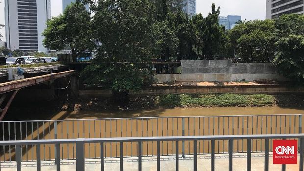 Salah satu proyek naturalisasi yang dijalankan Gubernur DKI Jakarta Anies Baswedan. Lokasi berada di Kanal Banjir Barat dekat dengan Stasiun Kereta Api Bandara Sudirman.