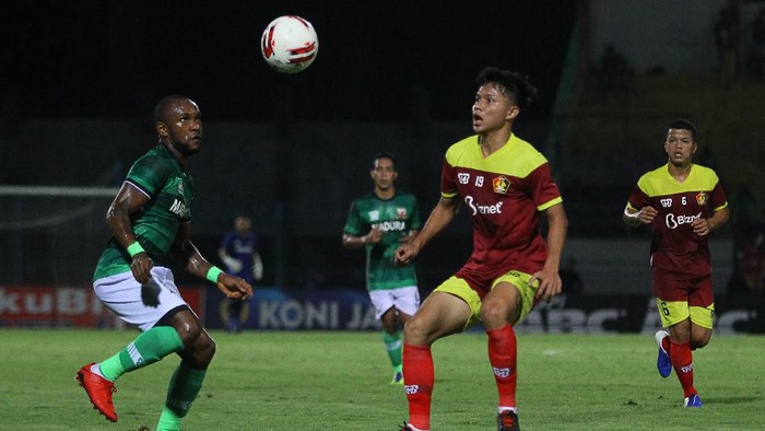 Pesepak bola Madura United Zah Rahan Krangar (kiri) berebut bola dengan pesepak bola Persik Reksa Maulana (kanan) saat pertandingan babak penyisihan Grup A Piala Gubernur Jawa Timur 2020 di Stadion Gelora Bangkalan (SGB), Bangkalan, Jawa Timur, Rabu (12/2/2020). Madura United mengalahkan Persik dengan skor akhir 1-0. ANTARA FOTO/Moch Asim/aww.