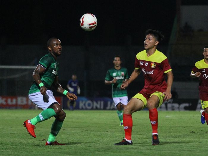MADURA UNITED KALAHKAN PERSIK Pesepak bola Madura United Zah Rahan Krangar (kiri) berebut bola dengan pesepak bola Persik Reksa Maulana (kanan) saat pertandingan babak penyisihan Grup A Piala Gubernur Jawa Timur 2020 di Stadion Gelora Bangkalan (SGB), Bangkalan, Jawa Timur, Rabu (12/2/2020). Madura United mengalahkan Persik dengan skor akhir 1-0. ANTARA FOTO/Moch Asim/aww.