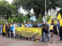 Massa Pekerja Yogya Demo Tolak Omnibus Law Cipta Kerja di DPRD