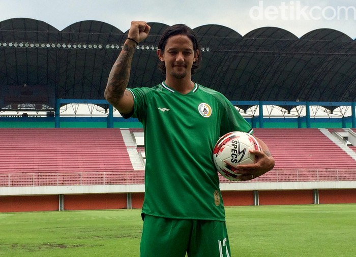 Irfan Bachdim resmi pindah ke PSS Sleman. Didampingi istri dan kedua anaknya, Irfan dikenalkan manajemen PSS Sleman.