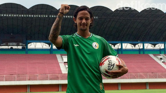 Irfan Bachdim resmi pindah ke PSS Sleman. Didampingi istri dan kedua anaknya, Irfan dikenalkan manajemen PSS Sleman.