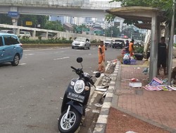Demo Buruh Bubar, Sampah Berserakan di Depan Gedung DPR